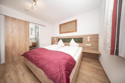 带梳化床的两卧室公寓