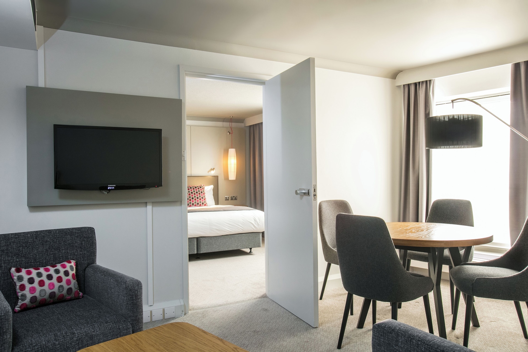 一卧室超大特大床套房带休息室通行权