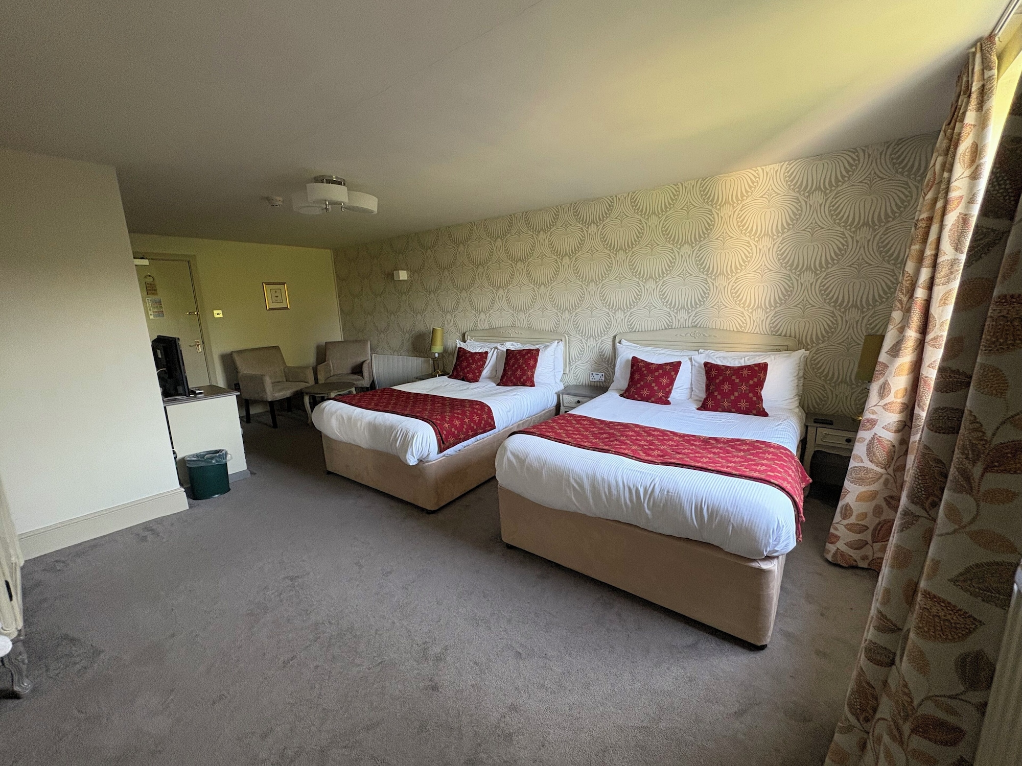 花园景四人家庭间