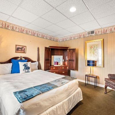 Deluxe King Room Waynebrook Inn Promo Code