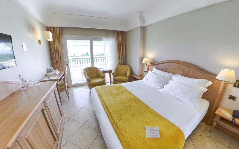 Palace Hotel Desenzano双人舒适园景阳台配备水疗