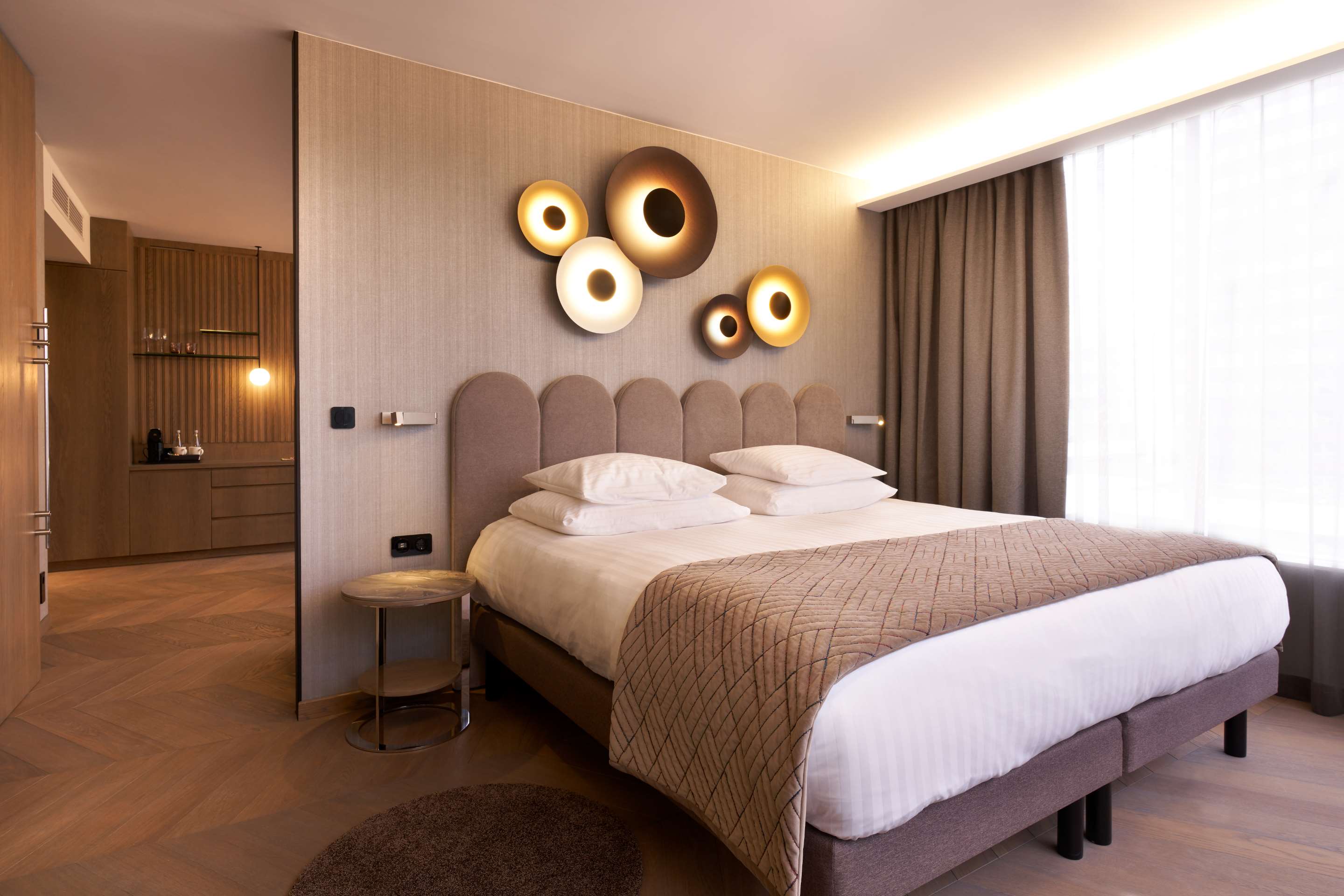 套房-1张特大床， 无烟， 独立客厅， 城市景观， 空调， 浴缸和淋浴， 无线网络