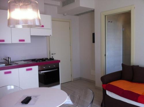 舒适一卧室公寓，带露台和正面湖景