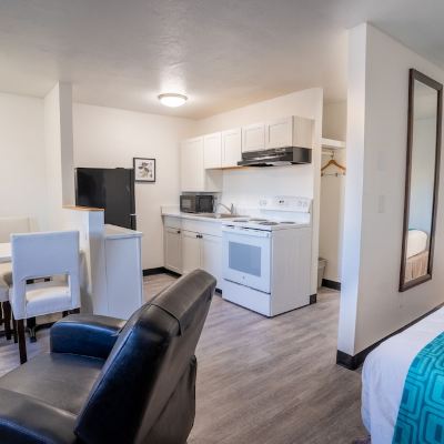 Deluxe Kitchenette Suite with Two Queen Beds