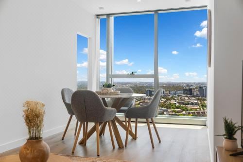 City Center 2BR with Stunning Views, Pool and Gym! Two-Bedroom Apartment