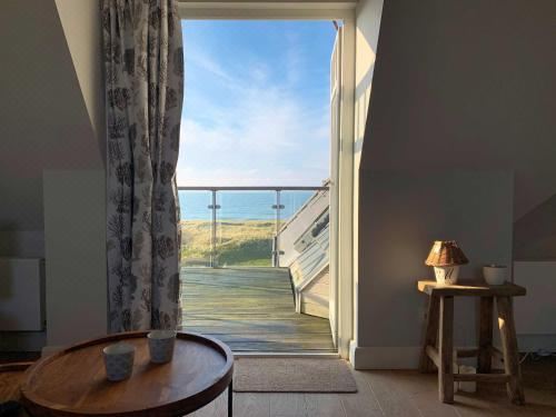 带阳台的两卧室公寓