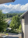 Studio in upscale, intimate Black Mountain neighborhood