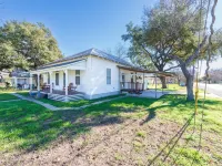 Charming 3-bedroom house with AC and WiFi in fabulous Luling Hotels in Luling