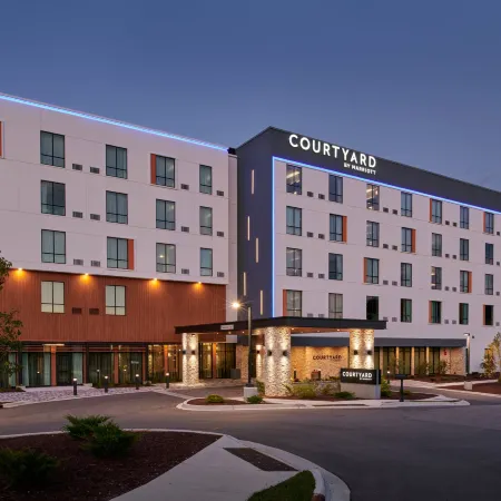 Courtyard Petoskey at Victories Square Отели в г. Петоски