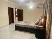 3 Bed Apartment Sleeps 6 - EnSuites Parking Wifi Hotels in 