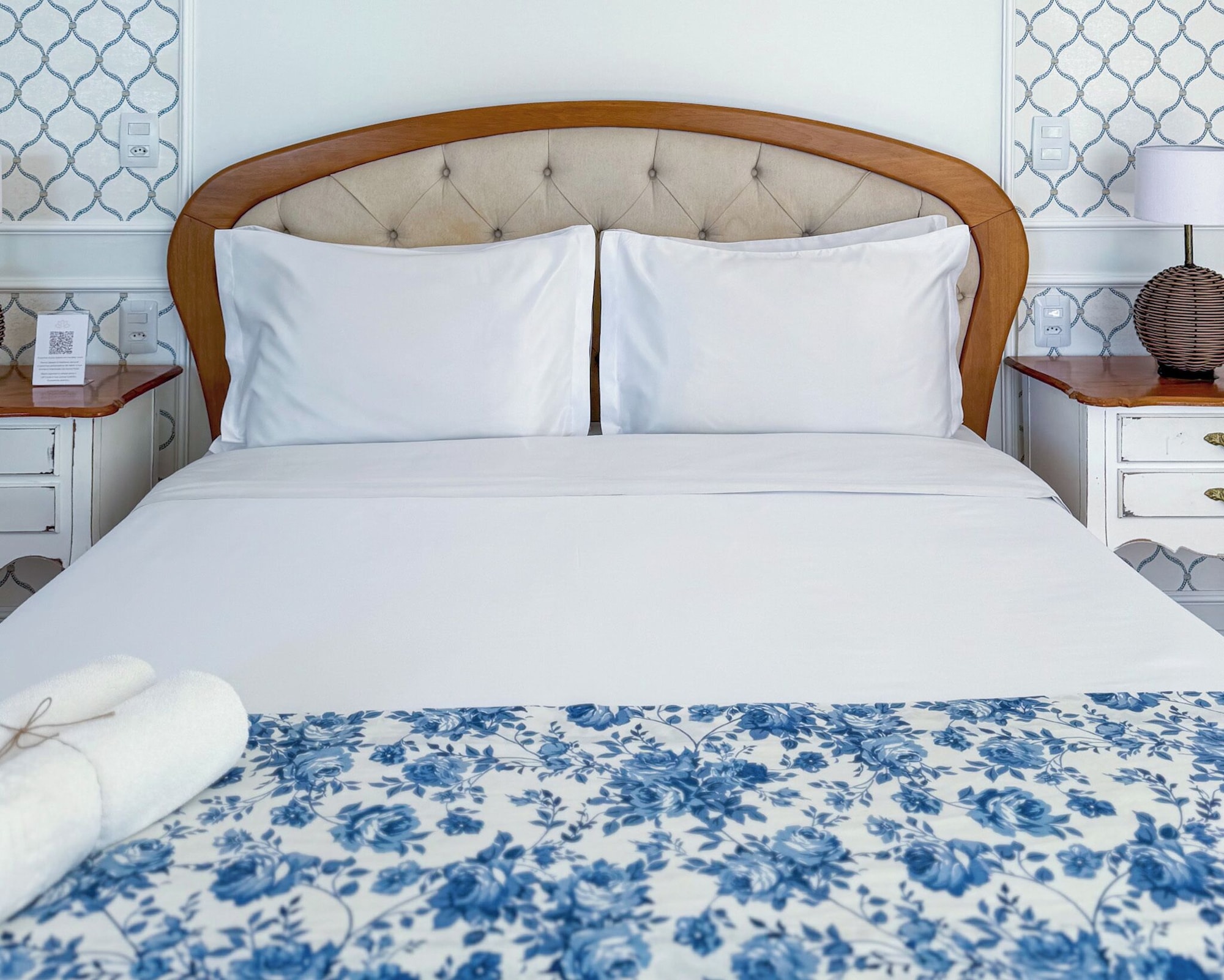 行政套房， 1 张大床， 湖景