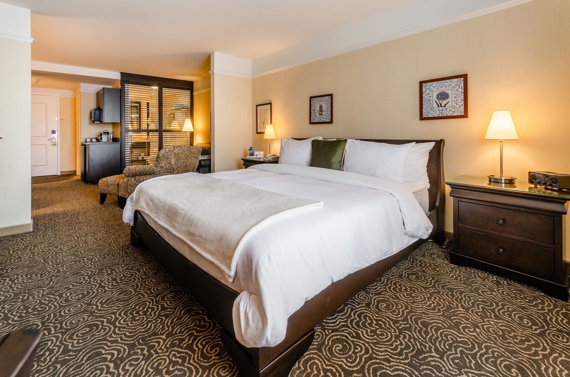 高级特大床间带梳化床