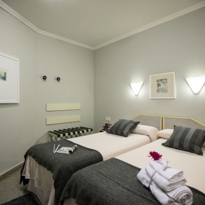 Classic Triple Room, 3 Twin Beds (Sofa Bed) Hostal Paris Promo Code