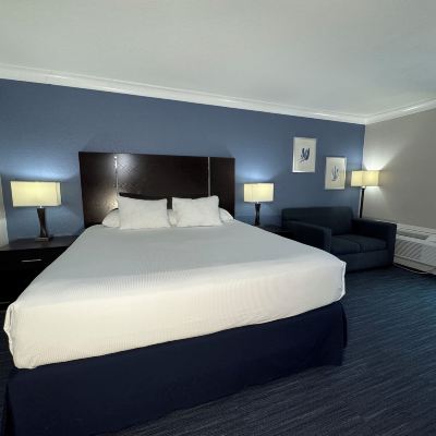Deluxe King Room with Balcony The Pacific Inn Promo Code