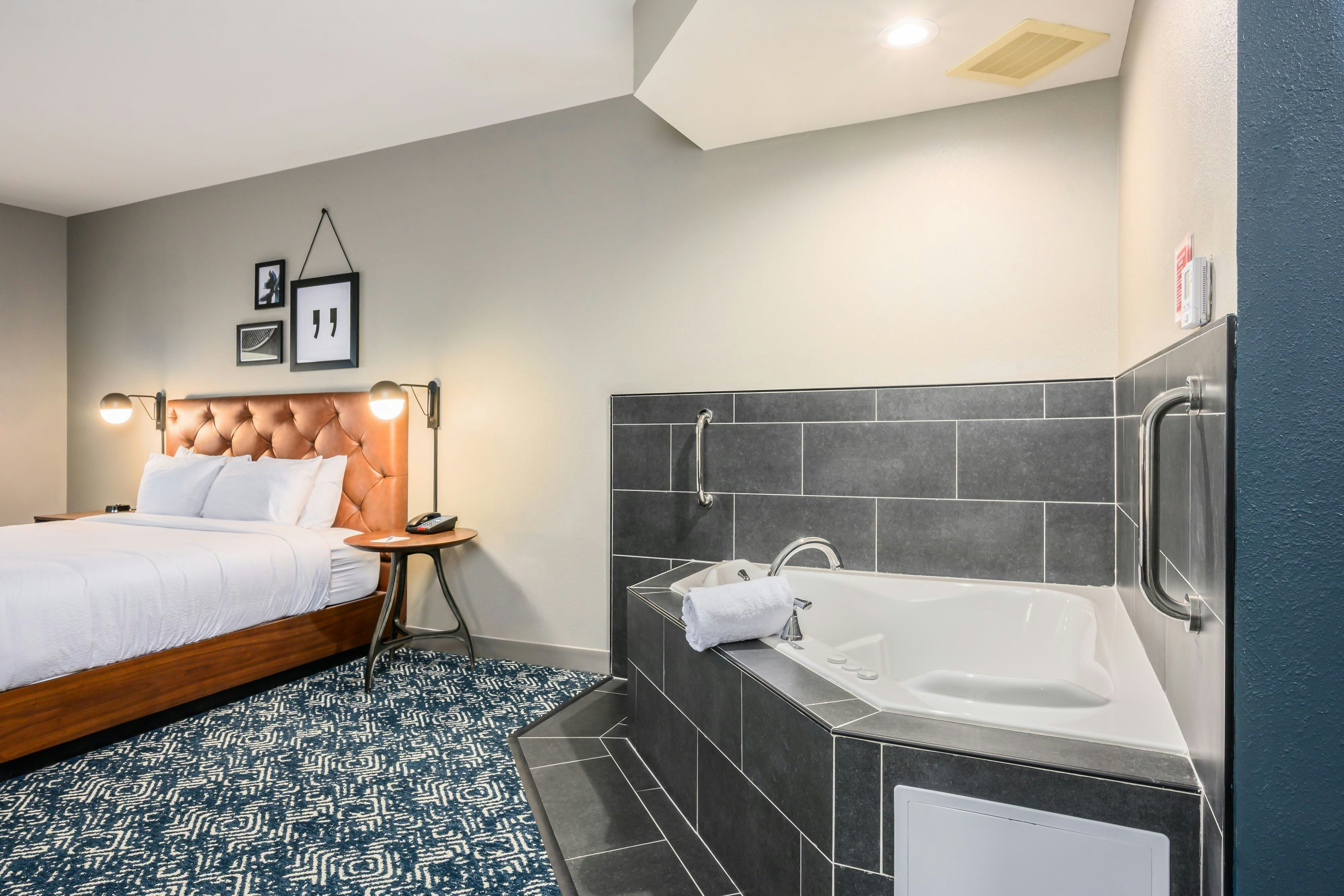 单间套房， 1张特大床， 带梳化床， 按摩浴缸