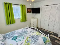 Charming 2-bedroom waterfront townhome with WiFi, AC Hot Tub and dock Hotele w: Matlacha