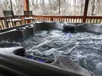 Huge Decks, Hot Tub, Fire Pit & Dog Friendly. Close to Boone and Banner Elk. Hotels in Seven Devils