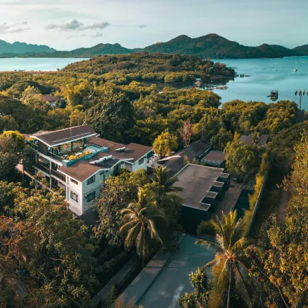 The Funny Lion - Coron
