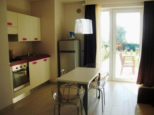 舒适一卧室公寓，带露台和正面湖景