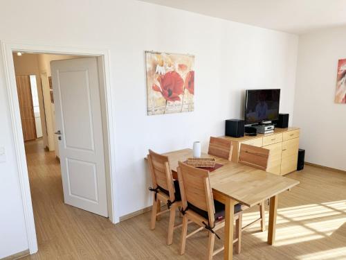 带阳台的两卧室公寓