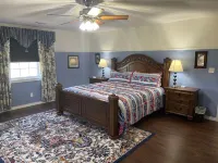 Country Charm! Billiards and Ping Pong Table & Sunroom, Spacious & Sleeps 14! Hotels in Wright County
