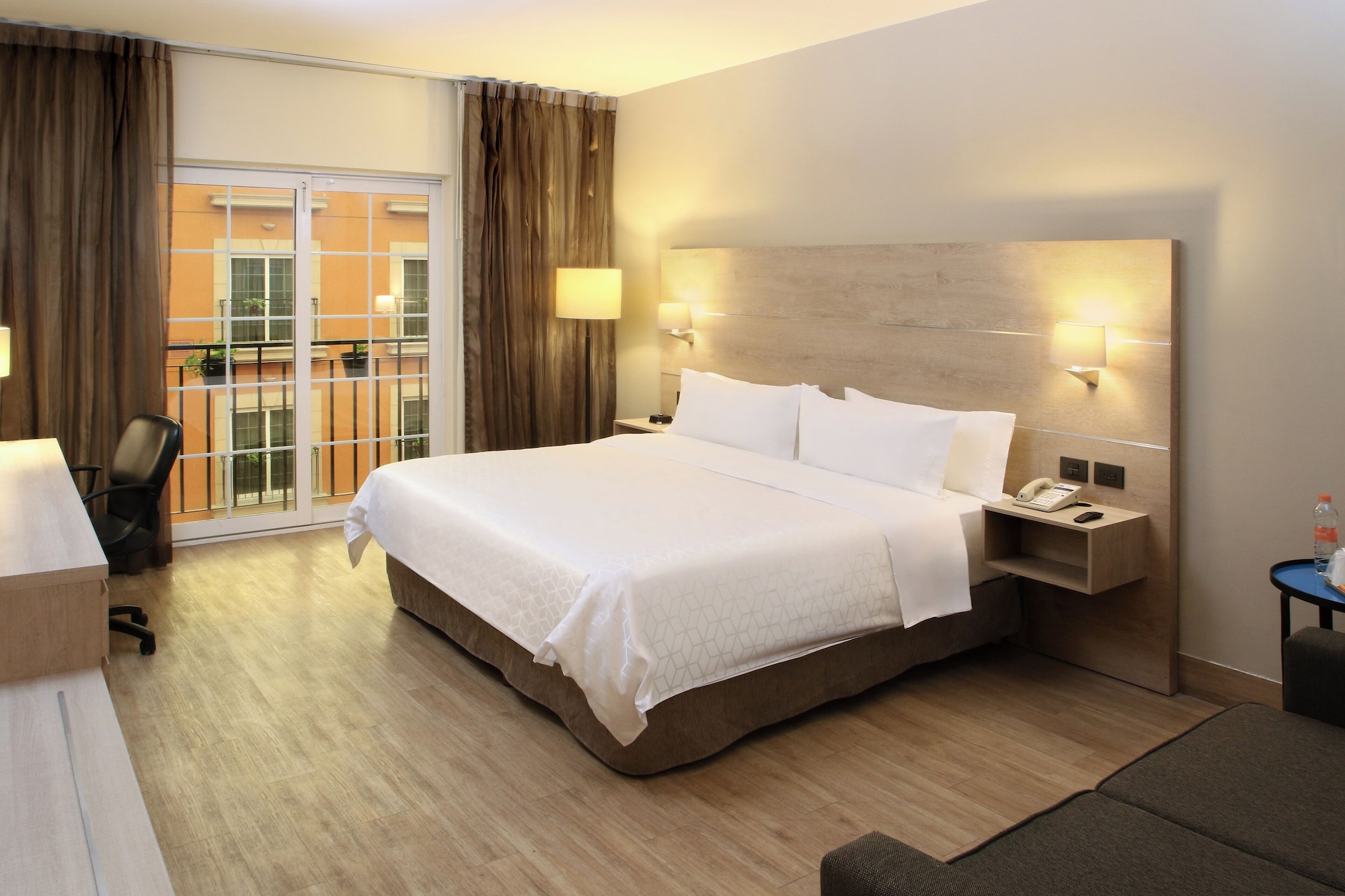 标准特大床房（带沙发）