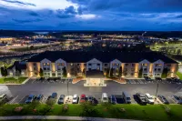 La Quinta Inn & Suites by Wyndham Milwaukee Delafield Hotels in 