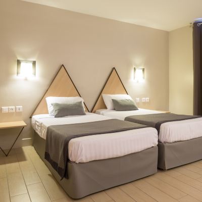 Courtyard Twin Room Hôtel Amirauté Promo Code