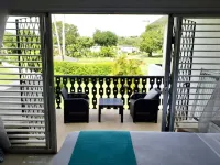 Peaceful intensely clean unit overlooking tropical gardens and golf course Hotel di 