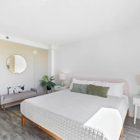 Stunning Waikiki Ocean View Condo / Paradise with Views