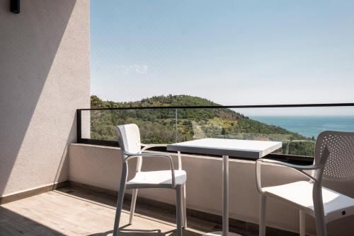 带阳台和海景的豪华双人房