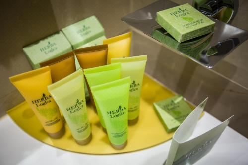 带阳台和海景的豪华双人房