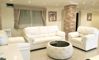 Large, Stylish 2 Bed Apartment with Pool Table in Pattaya