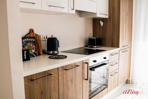 带阳台和共用泳池的两卧室公寓