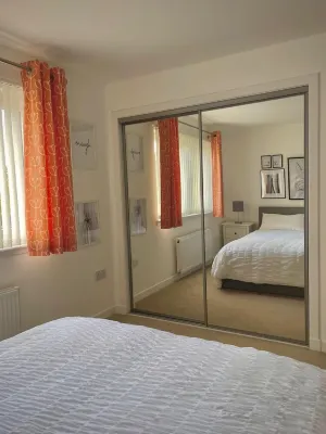 Bright 2-bedroom apartment with parking in Montrose Hotéis em 