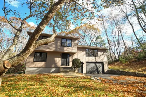 5 Star Coastal Farmhouse- Dog Friendly- 3Br in Westerly! Minutes to Beach & Town