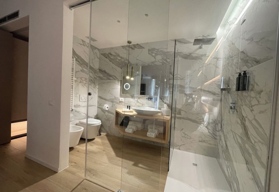 奢华客房，1张特大床，私人泳池