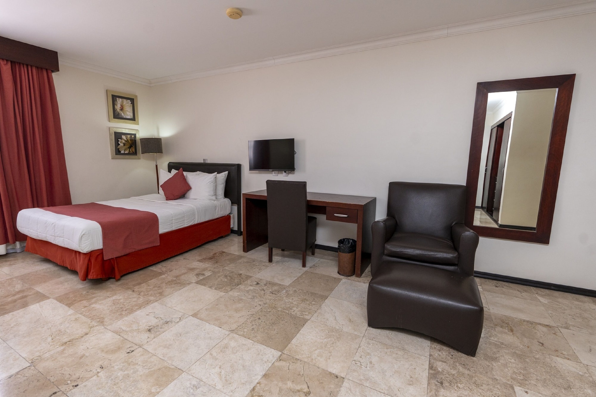 家庭房， 多张床