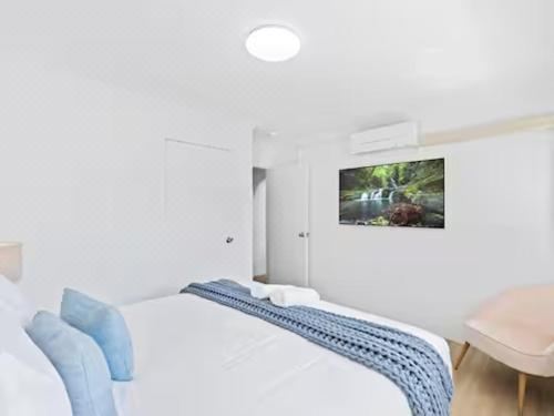 Beachfront escape Broadbeach, 2 bd, Pool , sleeps 7 Two-Bedroom Apartment