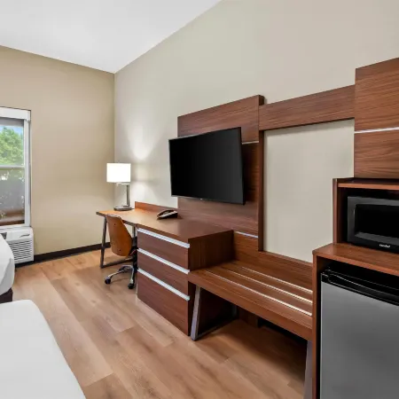 Days Inn & Suites by Wyndham Fort Myers Near JetBlue Park