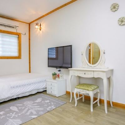 White Dandelion (One Room with Bed)