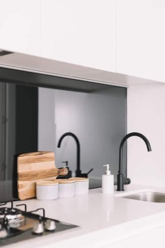 2Br Prime Location! Near QV Market & in Free Tram Zone 带阳台的两卧室公寓