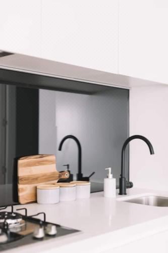 带阳台的两卧室公寓