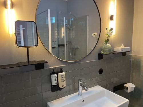 FL81 Studio One-Bedroom Apartment