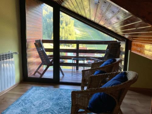 Lucas Duplex Apartment with Mountain View