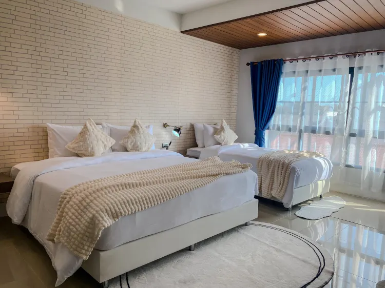 ห้องสำหรับสามท่านพร้อมเตียงใหญ่และเตียงเดี่ยว