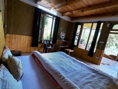 带山景的双人间