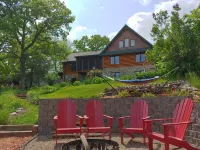 Cozy Lakefront Log Home. Hot Tub, Kayak, Yard Toys, Game Room. Pontoon for Rent.
