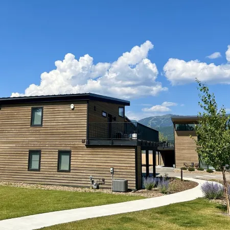 40 Mins. to Glacier Park, 5 Mins. to City Beach & DT, Seasonal Clubhouse Pool
