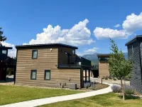 40 Mins. to Glacier Park, 5 Mins. to City Beach & DT, Seasonal Clubhouse Pool